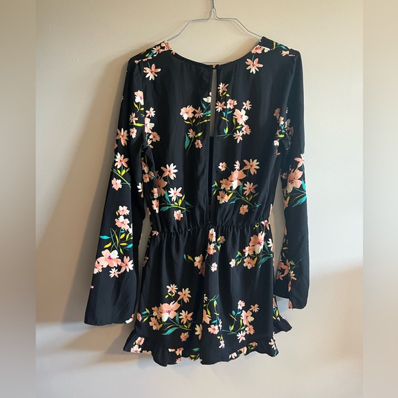 Pins & Needles Anthropologie Black floral open back romper size small - Picture 3 of 10